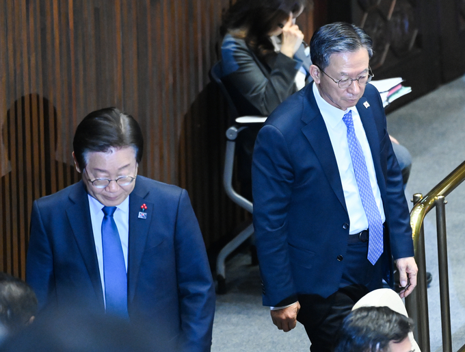 이재명(왼쪽) 더불어민주당 대표가 정성호 의원과 함께 10일 국회 본회의에 참석하고 있다. (사진=옥지훈 기자)