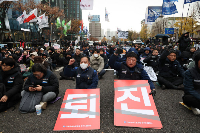 전국민주노동조합총연맹 소속 조합원들이 지난 5일 윤석열 대통령의 퇴진을 촉구하는 결의대회를 하고 있다. (사진=연합뉴스 제공)