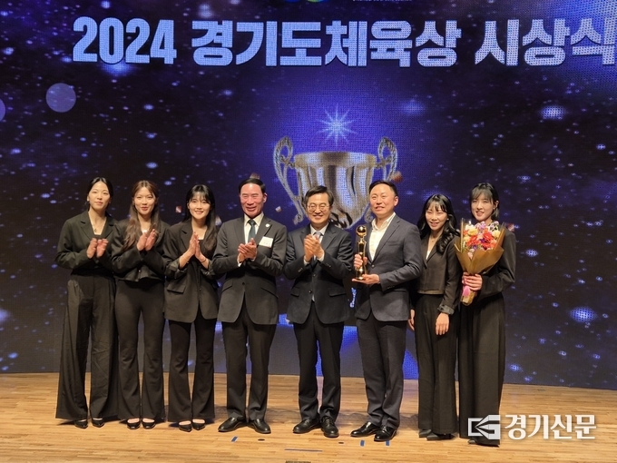 2024경기도체육상 시상식에서 김동연 경기도지사(좌측 네번째)와 이원성 경기도체육회장(좌측 다섯번째)이 경기도체육상 대상의 주인공 도청 컬링팀과 기념사진을 찍고 있다.(사진=이건우 기자)