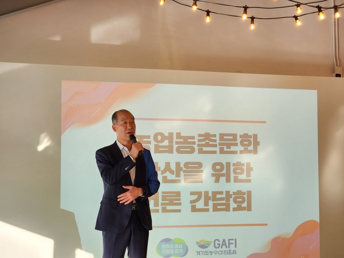 10일 경기도먹거리광장에서 열린 ‘농업농촌문화 확산을 위한 언론간담회’에서 최창수 경기도농수산진흥원장이 기자들의 질문에 답하고 있다. (사진=이유림 기자)