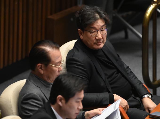 차기 국민의힘 원내대표 선거에 출사표를 던진 권성동 의원이 10일 국회 본회의장에 앉아 있다. (사진=옥지훈 기자)