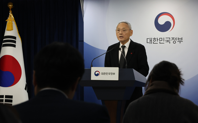 유인촌 문화체육관광부 장관이 10일 서울 종로구 정부서울청사에서 정부 대변인 자격으로 '국민께 드리는 당부 말씀'을 발표하고 있다. (사진=연합뉴스)