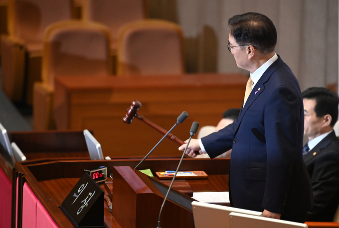 우원식 국회의장이 10일 열린 본회의에서 의사봉을 두드리고 있다. (사진=옥지훈 기자)