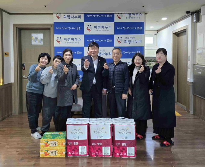박승삼 시흥시 부시장은 연말을 맞아 지난 9일 군자동에 있는 중증장애인 거주시설인 비젼하우스를 방문해 입소자와 종사자들을 격려하고, 위문품을 전달하며 온정을 나눴다. (사진=시흥시 제공)