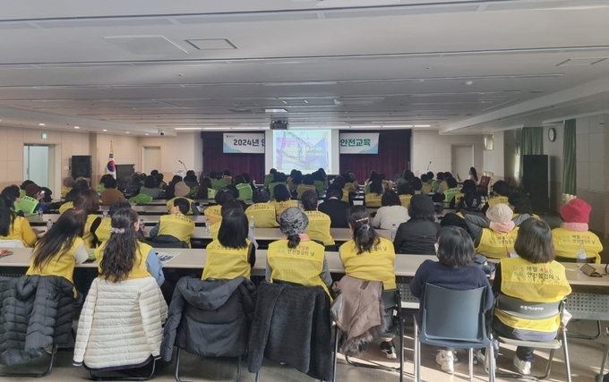 안전모니터봉사단 재난·안전교육 모습. (사진=부천시 제공)