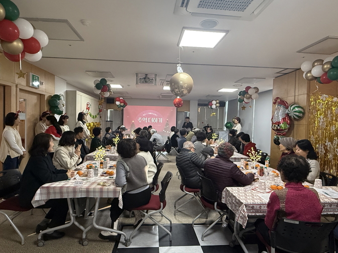 치매 환자, 보호자들과 함께 추억더하기 송년 행사를 진행하고 있다. (사진=수원시 제공)