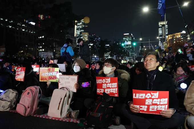 지난 10일 밤 국회 앞에서 열린 윤석열 대통령 탄핵 촉구 집회에서 조국 조국혁신당 대표(오른쪽 첫번째)가 피켓을 들고 있다. (사진=조국혁신당 제공)