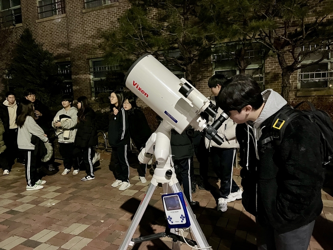 지난 10일 충의중학교에서 열린 천제관측 행사 ‘가족과 함께하는 별이 빛나는 밤’ 행사에 참여한 한 학생이 천체망원경을 통해 우주를 바라보고 있다. (사진=충의중학교 제공)