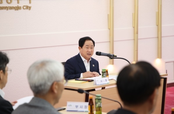 주광덕 남양주시장이 지난 10월 7일 신청사 건립 추진위원회 위촉식 및 타당성조사 및 기본계획 수립용역 착수보고회에 참석해 신청사 건립의 취지를 설명하고 있다. (사진=남양주시 제공)