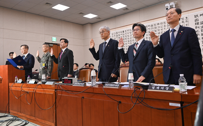 11일 서울 여의도 국회에서 열린 법제사법위원회 전체회의에서 (왼쪽부터) 박성재 법무부 장관, 김동혁 국방부 검찰단장, 김선호 국방부 차관, 천대엽 법원행정처장, 오동운 고위공직자범죄수사처(공수처)장, 이완규 법제처장이 증인 선서를 하고 있다. (사진=옥지훈 기자)