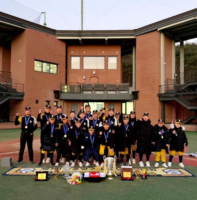 지난달 16일부터 지난 8일까지 장충어린이야구장, 횡성베이스볼테마파크 등 총 7개 구장에서 진행된 제6회 서울컵 유소년야구대회 유소년리그 청룡(U-13)에서 우승한 남양주야놀유소년야구단. (사진=대한유소년야구연맹 제공)