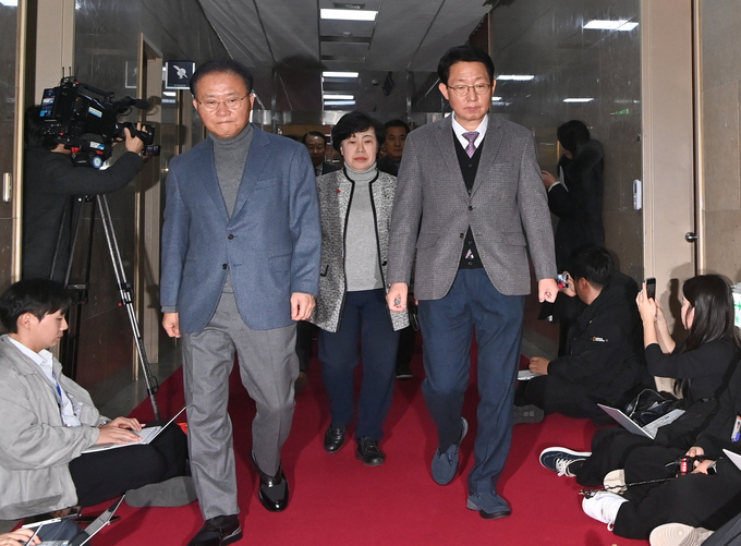 윤재옥·김상훈 등 국민의힘 중진 의원들이 우원식 국회의장에게 오는 14일 윤석열 대통령 탄핵소추안 표결 일정 변경을 요구하기 위해 11일 국회의장실에 항의하러 가고 있다. (사진=옥지훈 기자)