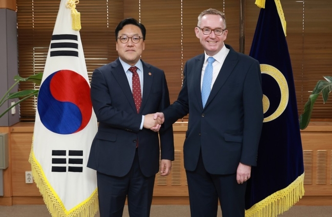 김병환 금융위원장(왼쪽)이 11일 오전 정부서울청사에서 콜린 크룩스 대사를 면담했다. (사진=금융위원회 제공)
