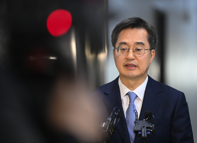 11일 국회를 방문한 김동연 경기도지사가 취재진의 질문에 대답하고 있다. (사진=옥지훈 기자)