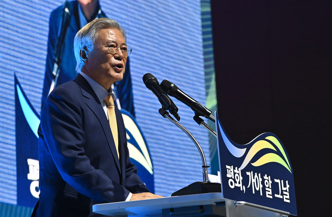 지난 10월 4일 오후 수원시 영통구 수원컨벤션센터에서 열린 10·4 남북정상선언 기념식에서 문재인 전 대통령이 기조연설을 하고 있다. (사진=옥지훈 기자)
