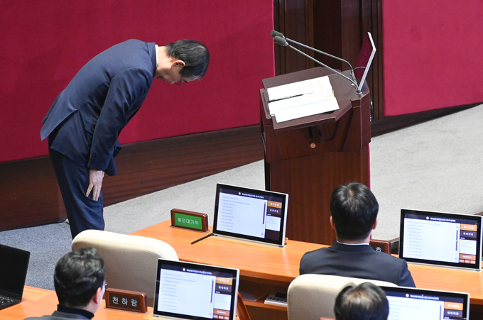 한덕수 국무총리가 11일 국회 본회의 긴급 현안질문에서 12·3 계엄 사태와 관련, 허리를 굽혀 사과하고 있다. (사진=옥지훈 기자)
