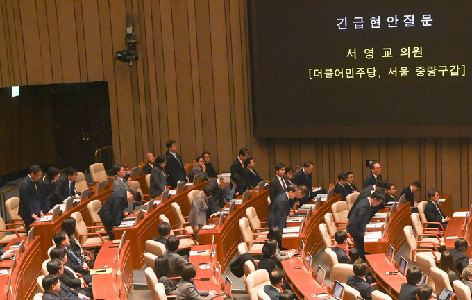 11일 열린 국회 본회의 긴급현안질문에서 국무위원들이 12·3 계엄 사태와 관련, 자리에서 일어나 허리를 굽혀 사과하고 있다. (사진=옥지훈 기자)