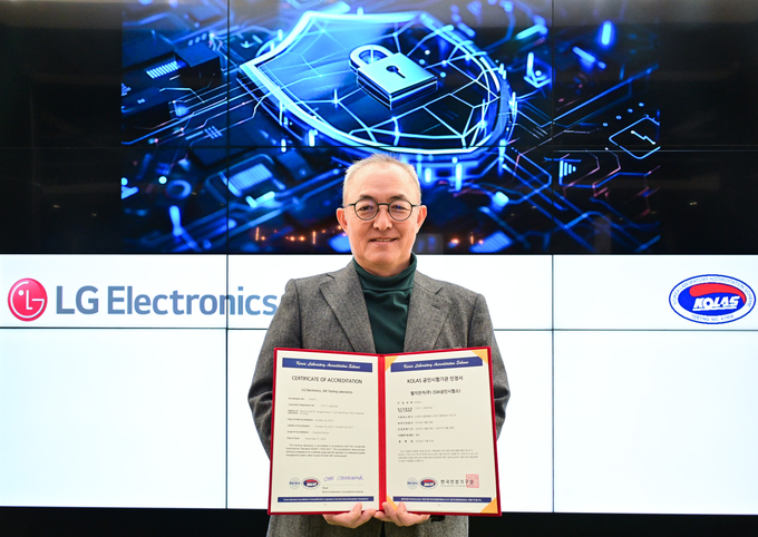 LG전자 CTO부문 박인성 SW센터장이 IoT 분야 사이버보안 공인시험 자격 인정서를 들고 있는 모습. (사진=LG전자 제공)