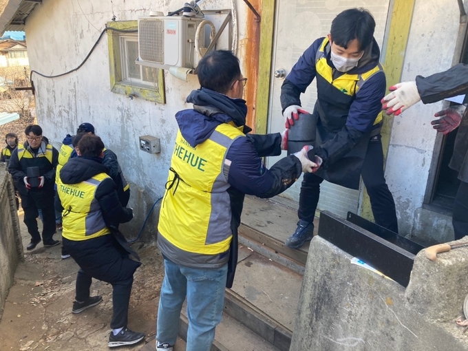 한신공영이 상계동 일대에서 ‘연탄 나눔 봉사활동’을 진행했다. (사진=한신공영 제공)