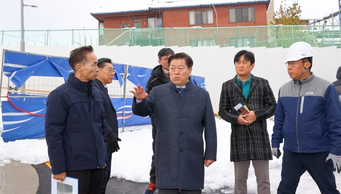 박승원 광명시장은 “광명시는 피해 농가와 소상공인에게 신속하게 재난지원금을 선지급해 복구지원에 최선을 다하겠다”며 “하루빨리 일상을 회복하고 안정된 삶을 되찾을 수 있도록 모든 행정적·재정적 지원을 아끼지 않겠다”고 말했다. (사진=광명시 제공)
