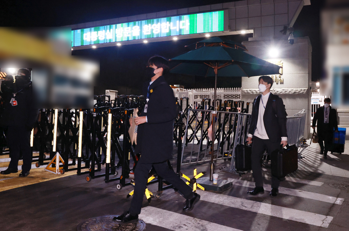  지난 11일 경찰 국가수사본부 특별수사본부 관계자들이 대통령실 민원실을 나서는 모습. (사진=연합뉴스 제공)