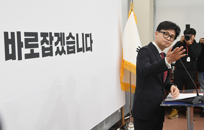 한동훈 국민의힘 대표가 12일 오전 국회에서 긴급 입장 발표를 통해 윤석열 대통령의 탄핵 찬성 입장을 밝힌 뒤 기자들의 질문에 답하고 있다. (사진=옥지훈 기자)
