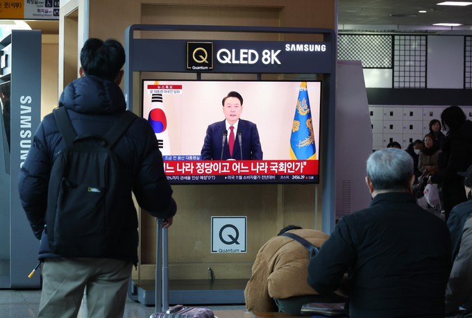  12일 윤석열 대통령의 비상계엄령 선포 관련 대국민 담화를 시민들이 시청하는 모습. (사진=연합뉴스 제공)