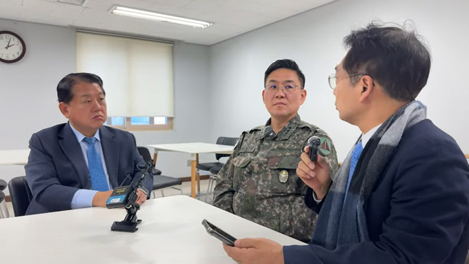  이진우 수도방위사령관(중간). (사진=연합뉴스 제공)
