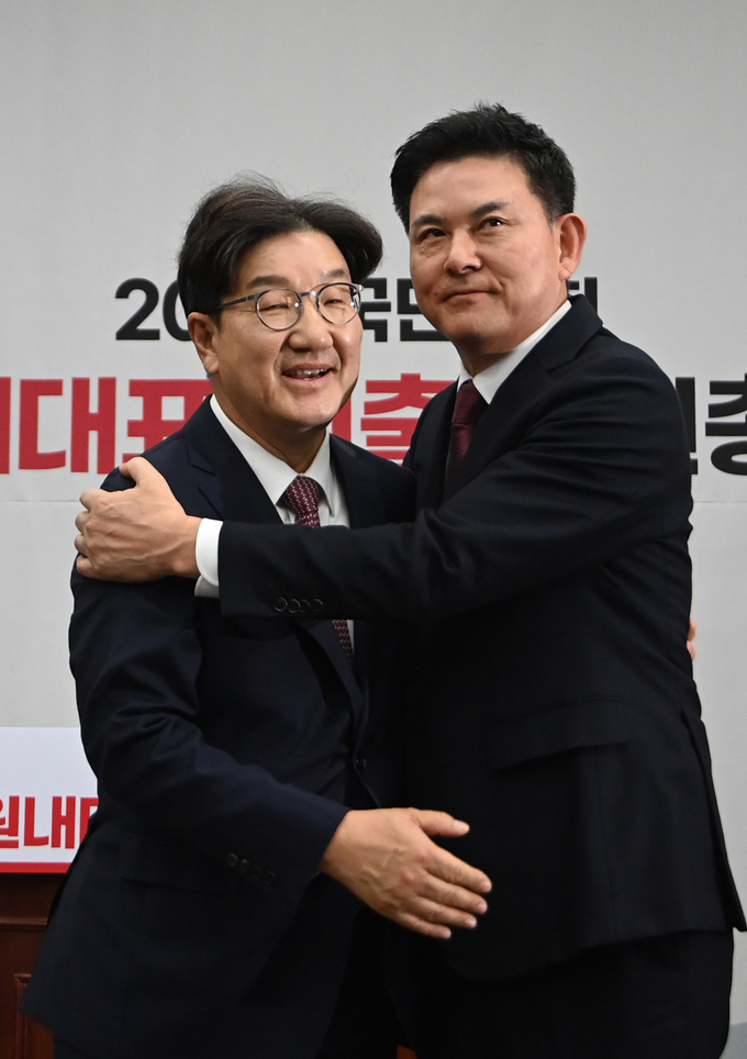 국민의힘 새 원내대표에 선출된 권성동 의원(왼쪽)이 경쟁을 펼쳤던 김태호 의원의 축하를 받고 있다. (사진=옥지훈 기자)