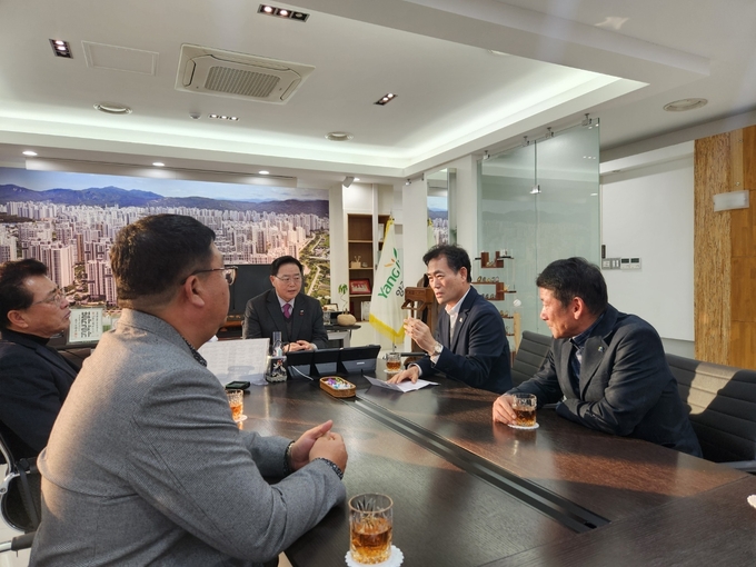 이성수 대한전문건설협회 경기도회 회장과 강수현 양주시장이 현안사항을 논의하고 있다. (사진=대한전문건설협회 제공)