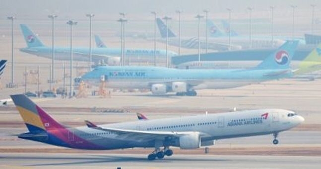 인천국제공항 활주로에서 아시아나항공 소속 항공기가 이륙하고 있다. (사진=연합뉴스 제공)