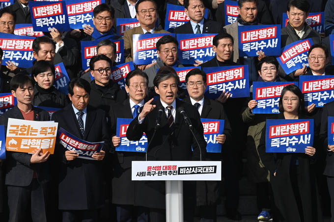 지난 10일 국회 앞 계단에서 열린 ‘윤석열 대통령 사퇴 촉구·탄핵 추진 비상시국대회’에서 조국 조국혁신당 대표가 발언하고 있다. (사진=옥지훈 기자)