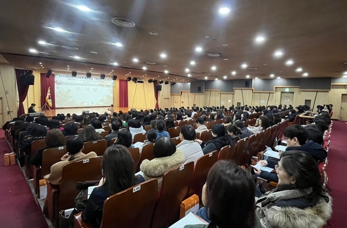 12일 수원교육지원청이 관내 공립학교 행정실장 또는 예산업무 담당자(약200명)를 대상으로 2025학년도 학교회계예산편성 기본지침 전달교육을 실시했다. (사진=수원교육지원청 제공)