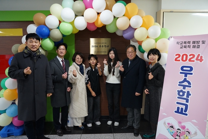 12일 학교폭력 예방 우수교로 선정된 의정부송산초등학교에서 원순자(왼쪽 3번째) 의정부교육지원청 교육장과 송산초 학생, 교원들이 기념촬영을 하고 있다. (사진=의정부교육지원청 제공) 