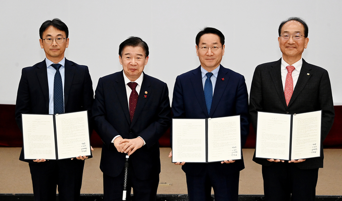12일 인천시청 대회의실에서 열린 '송도역세권 도시개발사업 복합개발 합의서 체결식'에서 조정 당사자들과 합의서에 서명한 뒤 기념촬영을 하고 있다. ( 사진 = 인천시 제공 )