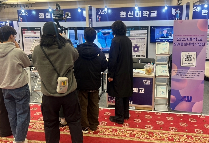 한신대 2024 SW인재페스티벌 전시부스에 학생들이 참여하고 있다. (사진= 한신대 제공)