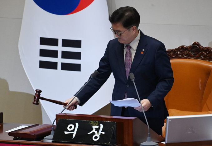 우원식 국회의장이 12일 오후 국회에서 열린 본회의에서 의사봉을 두드리고 있다. 이날 본회의에서는 윤석열 대통령 내란 특검법, 김건희 특검법, 박성재 법무부 장관과 조지호 경찰청장에 대한 탄핵소추안이 모두 가결됐다. (사진=옥지훈 기자)