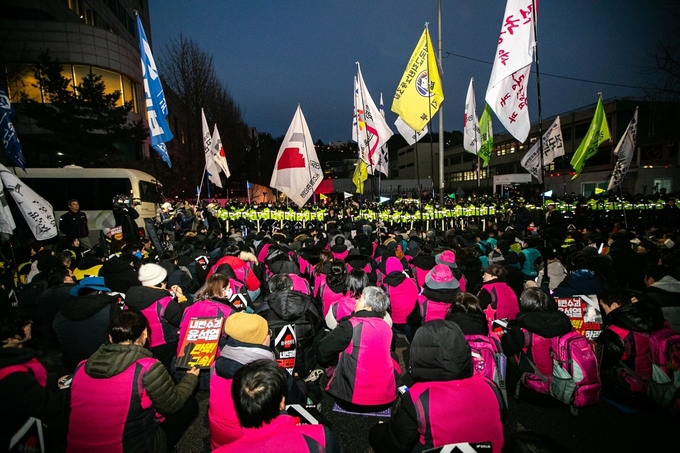  12일 민주노총 등이 서울 용산구 대통령 한남 관저 앞에서 경찰과 대치 중인 모습. (사진=민주노총 제공)