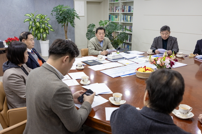 지난 12일 이재준 수원시장이 이재식 수원시의회 의장을 비롯한 시의회 상임위원회와 간담회를 진행하고 있다. (사진=수원시 제공)