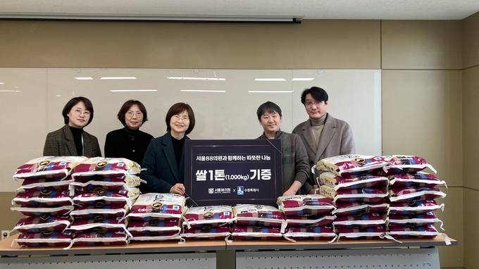 지난 12일 쌀 전달식 후 관계자들이 기념 촬영을 하고 있다. (사진=수원시 제공)