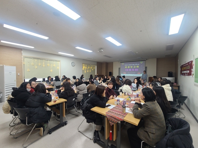13일 수원여성인력개발센터에서 2024년 디딤돌 동아리 성과보고회가 진행되고 있다. (사진=수원여성인력개발센터 제공)