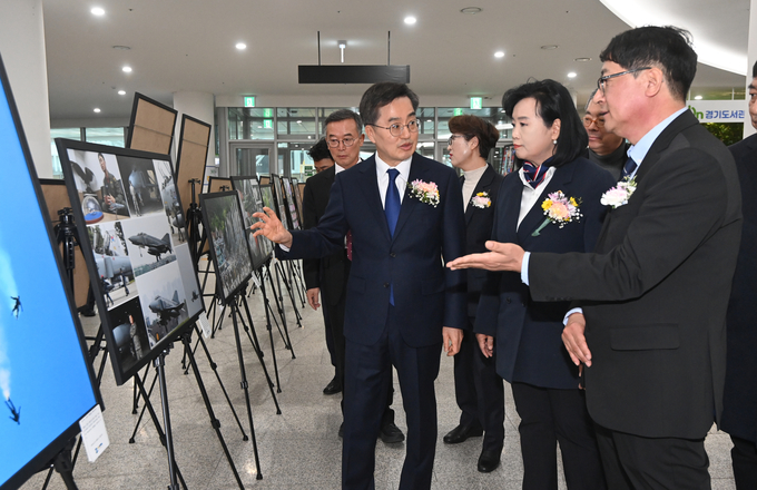 한국사진기자협회 경기지회 주최로 13일 오후 경기도 수원시 경기도청에서 열린 '2024 경기지역 보도사진전'에서 김동연 경기도지사, 임열수 지회장 등 내빈들이 전시 작품을 관람하고 있다.