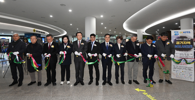 한국사진기자협회 경기지회 주최로 13일 오후 경기도 수원시 경기도청에서 열린 '2024 경기지역 보도사진전'에서 김동연 경기도지사, 정윤경 경기도의회부의장, 임태희 경기도교육감, 임열수 지회장 등 내빈들이 테이프 커팅식을 하고 있다.