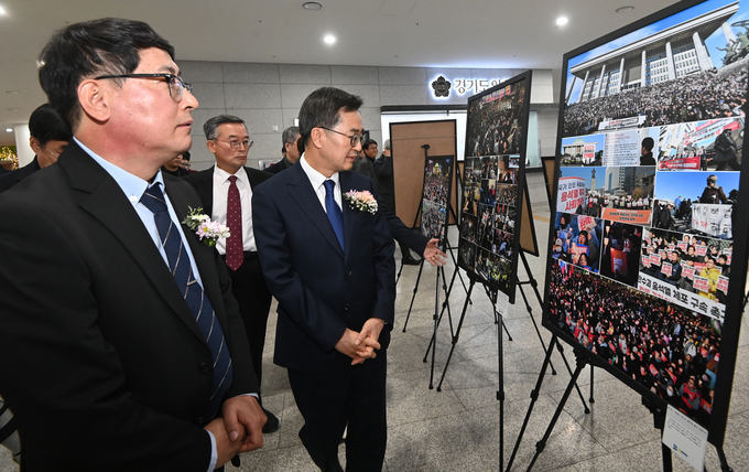 한국사진기자협회 경기지회 주최로 13일 오후 경기도 수원시 경기도청에서 열린 '2024 경기지역 보도사진전'에서 김동연 경기도지사, 임열수 지회장 등 내빈들이 전시 작품을 관람하고 있다.