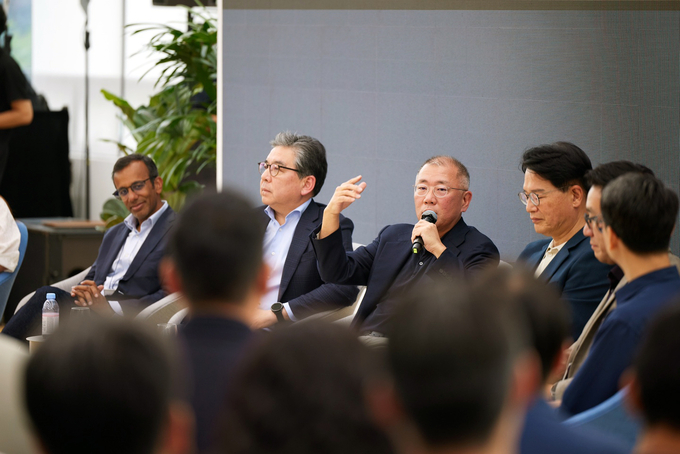 HMGICS 직원들의 질문에 답하고 있는 정의선 회장(우측), 장재훈 현대차 사장 (사진=현대차 제공)