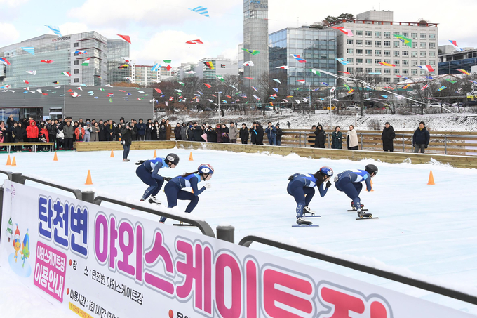 지난해 12월 16일 성남시 야탑동 탄천변 스케이트장 개장날 쇼트트랙 시범공연이 열렸다. (사진=성남시 제공)
