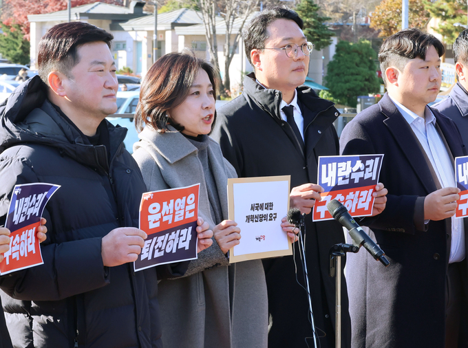 개혁신당 허은아 대표와 천하람 원내대표 등 지도부가 지난 4일 서울 용산구 대통령실 앞에서 윤석열 대통령의 비상계엄 선포를 규탄하고 대통령 퇴진을 촉구하는 기자회견을 하고 있다. (사진=연합뉴스)