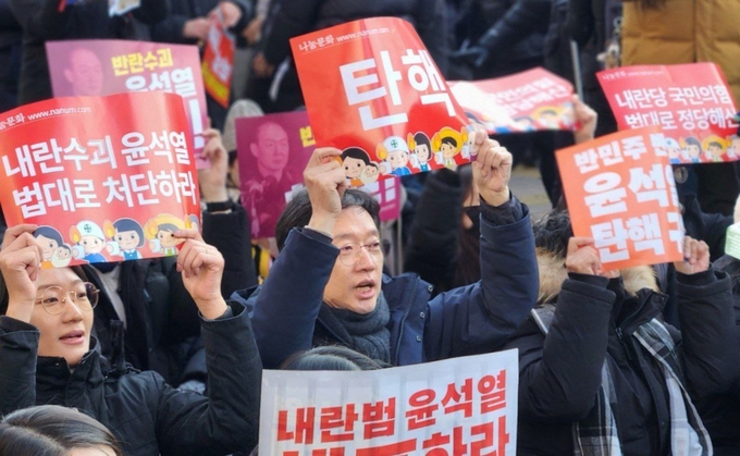 김경수 전 경남지사가 14일 윤석열 대통령 탄핵소추안 가결을 촉구하는 집회에 동참하고 있다. (사진=김경수 전 지사 페이스북 캡처)