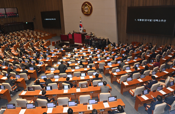 14일 오후 국회 본회의에서 윤석열 대통령 탄핵소추안에 대한 개표가 진행되고 있다 (사진=옥지훈 기자)