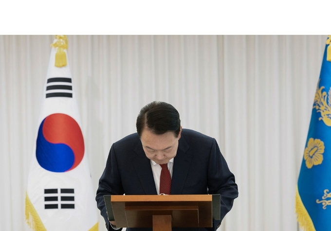 윤석열 대통령이 14일 대국민 담화를 발표한 후 고개를 숙이고 있다. (사진=대통령실 제공)